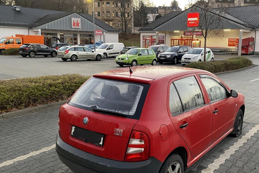 Penny-Parkplatz Reichenbach: Ist der rote Skoda bald ein Wrack? - In Tschechien gebaut, in Tschechien zugelassen. Der Skoda steht mindestens seit November auf dem Penny-Parkplatz in Reichenbach. Einkäufern ist das Auto längst aufgefallen, sie befürchten Vandalismus und Ersatzteiljäger.