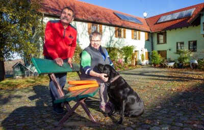 Pension Pöhlblick:  Vermieter schließen die Türen - Luise und Johann Hegwein haben sich in Möschwitz ein kleines Paradies geschaffen. 25 Jahre hat das Paar die grüne Oase mit Feriengästen geteilt, nun verabschieden sich die Hegweins in den Ruhestand.