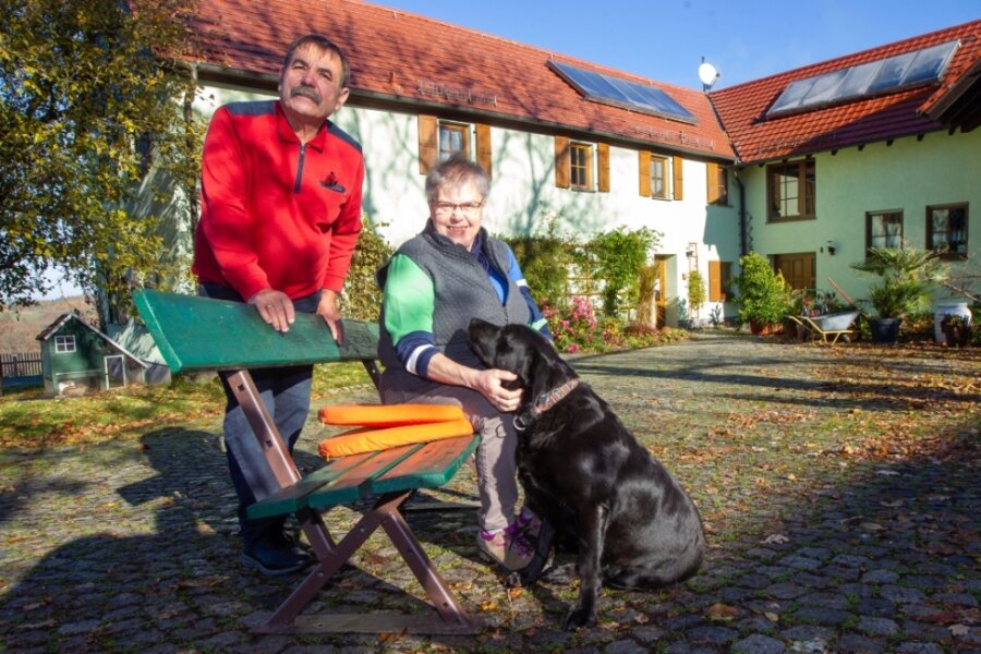 Pension Pöhlblick:  Vermieter schließen die Türen - Luise und Johann Hegwein haben sich in Möschwitz ein kleines Paradies geschaffen. 25 Jahre hat das Paar die grüne Oase mit Feriengästen geteilt, nun verabschieden sich die Hegweins in den Ruhestand.