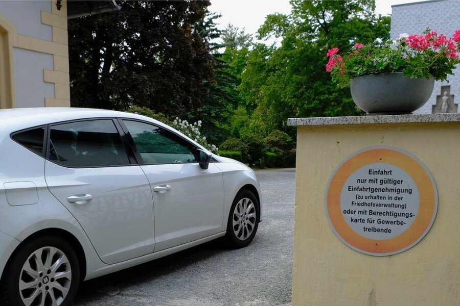 Per Auto ans Grab: Reichenbach lässt Schwerbehinderte zahlen - Rechts vom Haupteingang des Friedhofes warnt ein Schild: Einfahrt nur mit gültiger Einfahrtgenehmigung. 