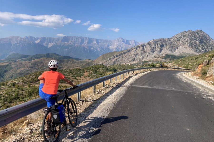 Per Rad durch Albanien - Verschnaufen und den Ausblick genießen.