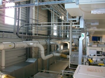 Perfekter Anlagenbau für die westsächsische Industrie - Das Foto zeigt eine von der Sell GmbH umgesetzte Prozessluftanlage, bei der die Öl- und Emulsionsdämpfe direkt an der Maschine abgesaugt werden. 