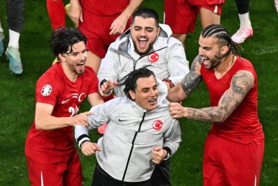 "Perfekter Geburtstag": Türkei-Coach freut sich über Sieg - Geburtstagskind Vincenzo Montella (M.) wurde von seinen Spielern nach dem Sieg gefeiert.