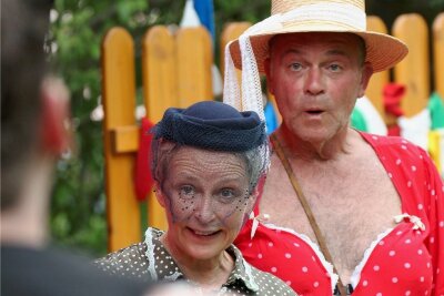 Perfekter Start: 15 Rollen für drei Schauspieler - Anna Silke Röder als Frau Muhme und Andreas Unglaub als Madame Schauer in dem Stück "Das Jahrmarktsfest zu Plundersweilern". 