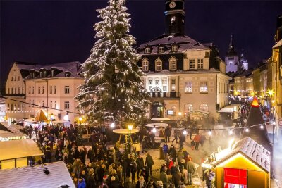 „Perle Schwarzenberg“ zeigt sich im Lichterglanz der Weihnachtszeit - Ein Blick auf den Schwarzenberger Weihnachtsmarkt 2022.