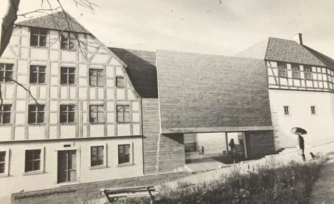 Der Siegerentwurf für das Erlebniszentrum Perlmutter Adorf: Links das Haus Graben 2, rechts das Freiberger Tor, in der Mitte der geplante Neubau, der nun kein Untergeschoss haben soll. 