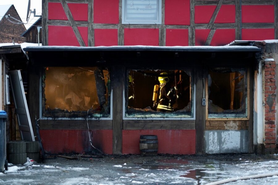 Person bei Brand in Heinsdorfergrund verletzt - 