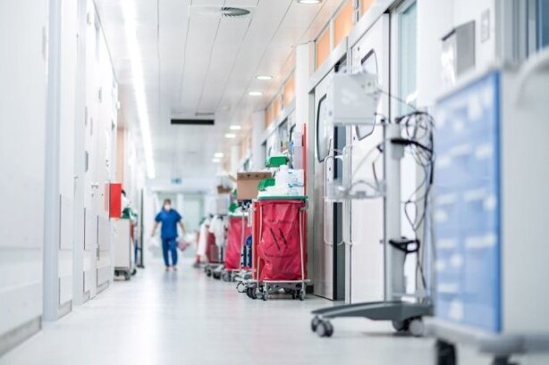 Die vierte Welle der Coronapandemie ist auch in den sächsischen Krankenhäusern deutlich am Abklingen.