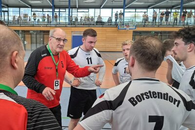 Personalnot schweißt Rotation zusammen: Borstendorfer Handballer feiern wichtigen Sieg in der Bezirksklasse - In der Schlussphase nahm Borstendorfs Trainer Ulf Ender mehrere Auszeiten, um das Spielgeschehen zu beruhigen und den wichtigen Heimsieg gegen Aue über die Zeit zu bringen.