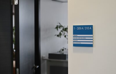 Wer zieht in dieses Büro ein? Noch steht der Name von Sylvia Bäßler an der Tür. Doch die Hochschule Mittweida sucht jemanden, der den Job des Kanzlers übernimmt.