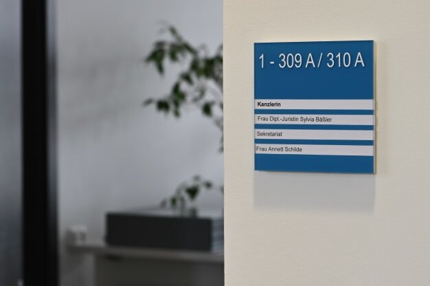 Wer zieht in dieses Büro ein? Noch steht der Name von Sylvia Bäßler an der Tür. Doch die Hochschule Mittweida sucht jemanden, der den Job des Kanzlers übernimmt.