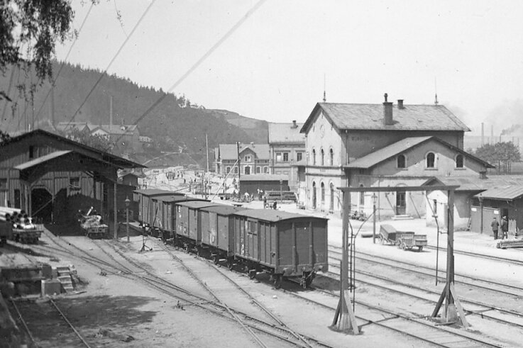 Das Bild aus dem Jahr 1895 zeigt den Wilkauer Bahnhofsumbau mit dem 1870 erbauten Empfangsgebäude (vorn), dem Wohnhaus mit dem Restaurant "Bahnhof Wilkau" (Mitte) und dem neuen Empfangsgebäude (hinten). Der Qualm stammt von der Fabrik Hupfer und der Königin-Marienhütte (dahinter)