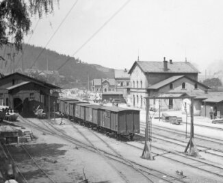 Personen- und Güterverkehr gut genutzt - Das Bild aus dem Jahr 1895 zeigt den Wilkauer Bahnhofsumbau mit dem 1870 erbauten Empfangsgebäude (vorn), dem Wohnhaus mit dem Restaurant "Bahnhof Wilkau" (Mitte) und dem neuen Empfangsgebäude (hinten). 