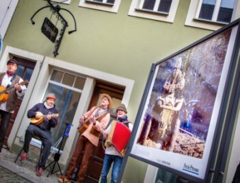 Perspektiva punktet mit Pressefotos - Aus Gera waren die Musiker der Folkband Lanz-Leut angereist und sorgten mit ihren beschwingten Klängen für den musikalischen Rahmen der Ausstellungs-Neueröffnung.