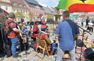 "Perspektiva": Sind wir nicht alle farbig? - Die Gruppe Mambo Vipi aus Chemnitz eröffnete mit ihrer Weltmusik die Schau unter freiem Himmel. 