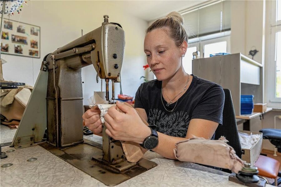 Perücken aus Wernesgrün passen seit 100 Jahren haargenau - Mitarbeiterin Michelle Weede stellt an der Maschine Maßanfertigungen für Theater und Kostüme her. Die Haare müssen eingeknüpft werden.