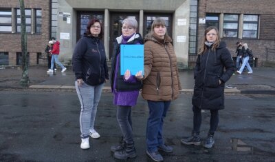 Pesta-Eltern kämpfen um Stelle für ihren Sozialarbeiter - Katharina Stark, Anja Pfeifer, Andrea Filiz und Francie Hirsch (von links) sammeln derzeit Unterschriften für den Erhalt der Stelle des zweiten Schulsozialarbeiters an der Pestalozzi-Oberschule.