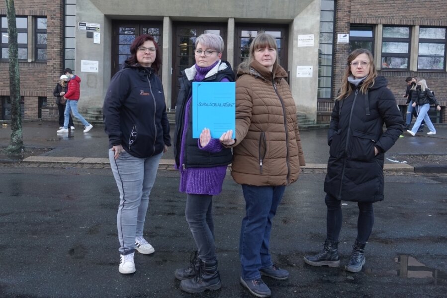 Pesta-Eltern kämpfen um Stelle für ihren Sozialarbeiter - Katharina Stark, Anja Pfeifer, Andrea Filiz und Francie Hirsch (von links) sammeln derzeit Unterschriften für den Erhalt der Stelle des zweiten Schulsozialarbeiters an der Pestalozzi-Oberschule.