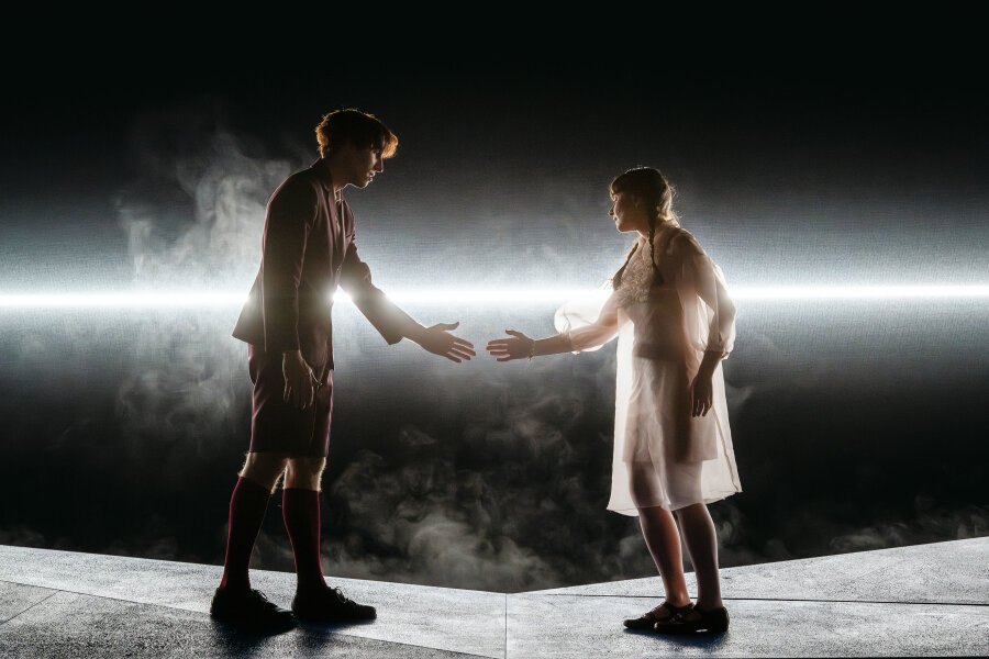 Begegnung zwischen Tod und Leben: Thomas Kiechle (Asle), Marie Hänsel (Alida) in der Schlussszene der Oper "Sleepless" von Peter Eötvös.