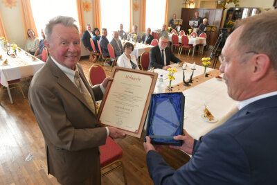 Der Bürgermeister a.D feiert seinen 80. Geburtstag (l.) und bekommt von Bürgermeister Udo Eckert die Ehrenbürgerschaft der Gemeinde Weißenborn verliehen.