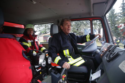 Peter Maffay rockt die Feuerwehr - Peter Maffay am Steuer eines Feuerwehrfahrzeugs.