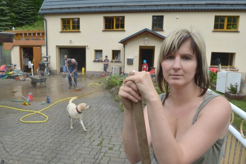 Petition fordert: Endlich Hochwasserschutz - Stefanie Weichelt half ihren Eltern Ute und Jürgen Weichelt in Kleinbobritzsch nach der Sturzflut am 9. Juni. Das elterliche Grundstück einschließlich Wohnhaus stand in elf Jahren dreimal unter Wasser.