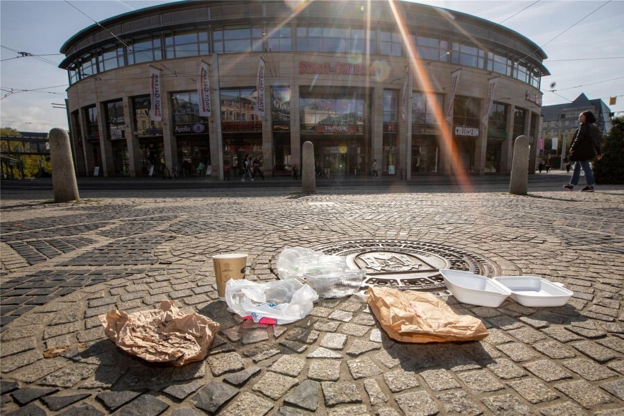 Petition fordert Kampf gegen Einwegmüll: Wie geht die Stadt Plauen damit um? - Kaffeebecher, Brötchentüten, Kunststoffboxen: Wer sich in der Plauener Innenstadt Speisen zum Mitnehmen kauft, erhält meist Wegwerf-Verpackungen.