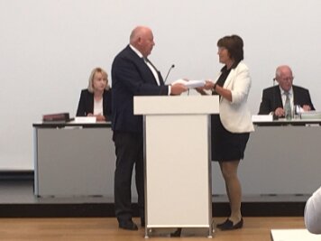 Petition übergeben: Stadt soll Verkehr vor Schule beruhigen - CDU-Fraktionschef Thomas Beierlein übergibt die Unterschriften an Oberbürgermeisterin Pia Findeiß.