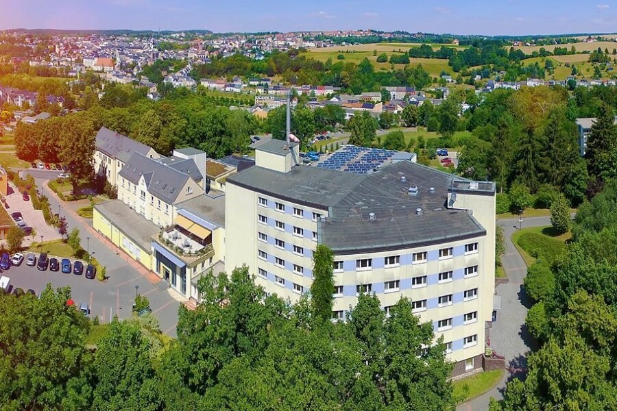 Der Verkauf der Paracelsus-Klinik Zwickau an das städtische Heinrich-Braun-Krankenhaus beflügelt im benachbarten Reichenbach die Sorgen und Ängste um das dortige Krankenhaus (im Bild), das als einer der kleinsten Paracelsus-Standorte gilt. 