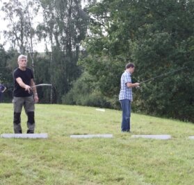 Petrijünger verschieben Sause - Angler beim Casting-Wettbewerb in Niederalbertsdorf.