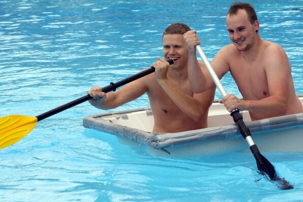 
              <p class="artikelinhalt">Daniel Oelschlägel (l.) und Florian Hähnel von der Wasserballmannschaft SV 04 sind die Sieger des Badewannenrennens im Niclaser Bad.  </p>
            