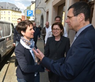 Petry eröffnet AfD-Bürgerbüro - Frauke Petry (links) wurde gestern von Büroleiter Wolfram Kanis und der Landtagsabgeordneten Karin Wilke in Freiberg begrüßt.