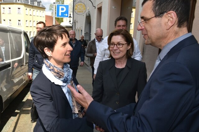 Petry eröffnet AfD-Bürgerbüro - Frauke Petry (links) wurde gestern von Büroleiter Wolfram Kanis und der Landtagsabgeordneten Karin Wilke in Freiberg begrüßt.