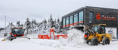 Petzold verpasst Podest knapp - Die Arena in Oberwiesenthal wird mit Schnee vom Parkplatz bestückt. Bei besseren Trainingsbedingungen dürfte es dann auch mit den Resultaten der Sportler vom Fichtelberg noch weiter nach oben gehen. 