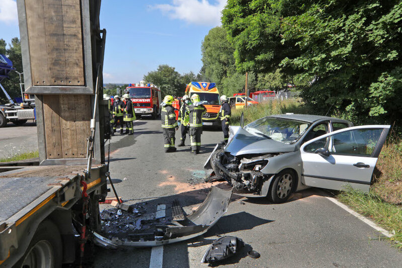 Peugeot fährt auf Lkw-Anhänger auf: Zwei Schwerverletzte - Bei einem Unfall im St. Egidiener Ortsteil Kuhschnappel sind ein Peugeot-Fahrer seine Beifahrerin am Freitagvormittag schwer verletzt worden. 