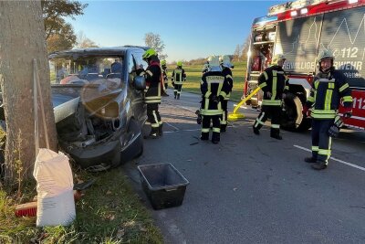 Peugeot-Fahrer muss nach schwerem Unfall in Klinik - Ein schwerer Unfall ereignete sich zwischen Schlettau und Annaberg-Buchholz. 