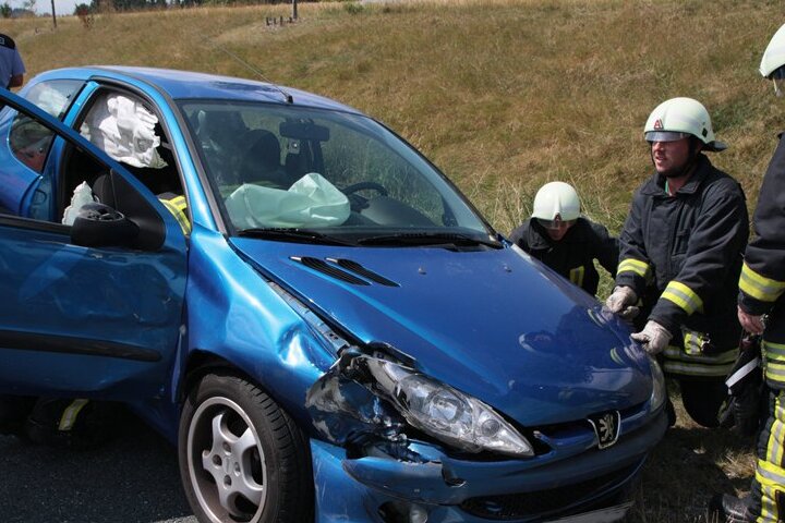 Peugeot-Fahrer schwer verletzt - 