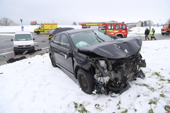 Peugeot Und Transporter Krachen Zusammen: B169 Bei Stützengrün Gesperrt