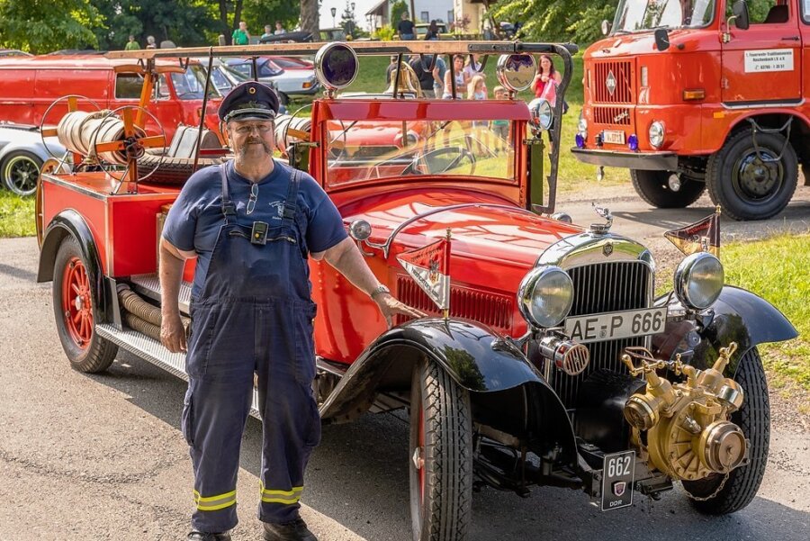 Pfaffengrün ist ein Oldtimer-Mekka - Frank Plobner präsentierte beim Treffen sein Feuerwehrauto. Es basiert auf einer in der Autostadt Detroit hergestellten Limousine Essex Super Six Baujahr von 1930. Zur Feuerwehr umgebaut hat er es selbst.