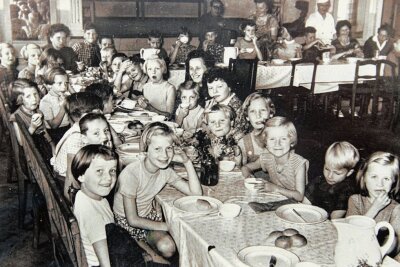 Pfaffengrüner sucht Infos zu im Ort Ferienlager - Die Ferienkinder beim Essen. Etwa 40 Mädchen und Jungen gehörten zu einem Durchgang.