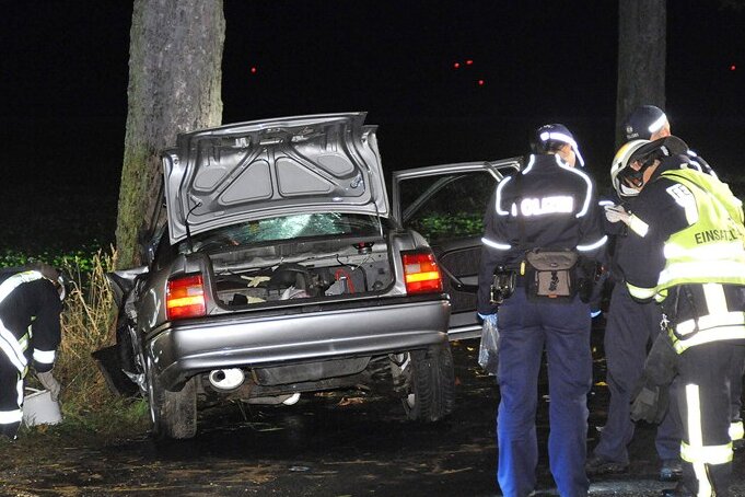 Pfaffroda: 28-Jähriger schwer verletzt - Ein 28-Jähriger ist am Donnerstagabend auf der S 215 zwischen Pfaffroda und Dörnthal mit seinem Opel von der Straße abgekommen.