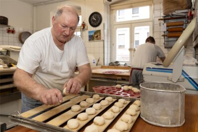 Pfannkuchen nach DDR-Rezept: Schmeckt′s Erzgebirgern dann besonders? - Bäckermeister Andreas Schulz aus Annaberg-Buchholz nutzt für seine Pfannkuchen ein traditionelles Rezept.