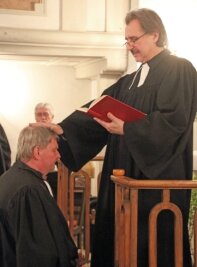 Pfarrer Loderstädt in sein Amt eingeführt - Superintendent Andreas Beuchel (r.) führt Pfarrer Karsten Loderstädt in sein neues Amt ein. 