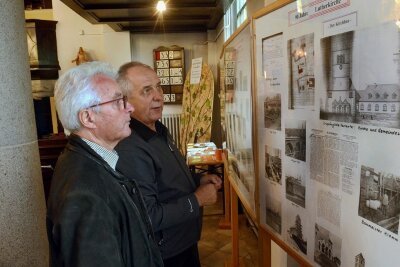 Pfarrer rettet Altarbild vor Zerstörung - Peter Lieske (links) und Jürgen Kellner betrachten in Ellefeld die Ausstellung zu "95 Jahre Lutherkirche". Das relativ junge Gotteshaus kann mit einigen vogtlandweiten Besonderheiten aufwarten.