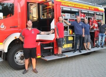 Pfarrer weihen neue Fahrzeuge - Tim Laßner, Ronny Hötzel, Michael Winkler, René Gläser und Kevin Hergt (v. l.) präsentieren einen neuen Einsatzwagen. 