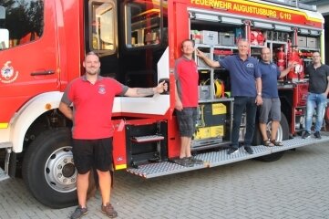 Pfarrer weihen neue Fahrzeuge - Tim Laßner, Ronny Hötzel, Michael Winkler, René Gläser und Kevin Hergt (v. l.) präsentieren einen neuen Einsatzwagen. 