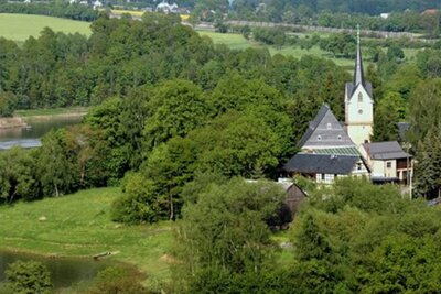 Pfarrerehepaar wird in Altensalz mit Festgottesdienst ins Amt eingeführt - Im Kirchpark von Altensalz wird am Samstag das neue Pfarrerehepaar ins Amt eingeführt.