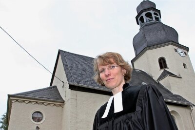 Pfarrerin wechselt von der Provinz in die Landeshauptstadt - Claudia Knepper vor der Kirche in Niederalbertsdorf. 