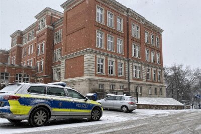 Pfefferspray in Reichenbacher Schule: Tatverdächtige Schüler ermittelt - Die Reichenbacher Friedensschule nach der Evakuierung der Schüler am 18. Januar.
