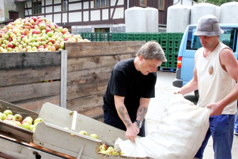 
              <p class="artikelinhalt">Michael Schönfeld (links) und Christian Ackermann aus dem thüringischen Großkundorf brachten mehrere Säcke voll mit Äpfeln in die Fruchtsaftkelterei.</p>
            